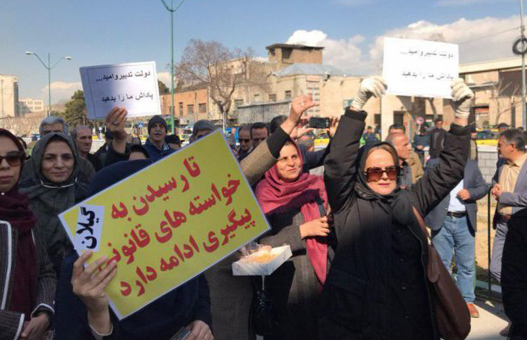 Retired Iranian teachers protest for better pay