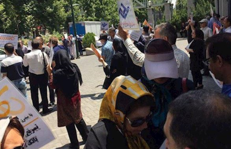 On Thursday morning, a group of plundered clients and shareholders of the Kimia Project gathered outside the office of the head of Iran’s judiciary in Tehran, protesting embezzlement by government agents running the project.
