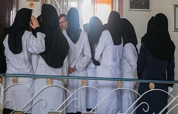 At least 4,000 Iranian nurses leave their jobs every year, some due to retirement or disability, but plenty is resigning due to the intense pressures in this woefully understaffed job.