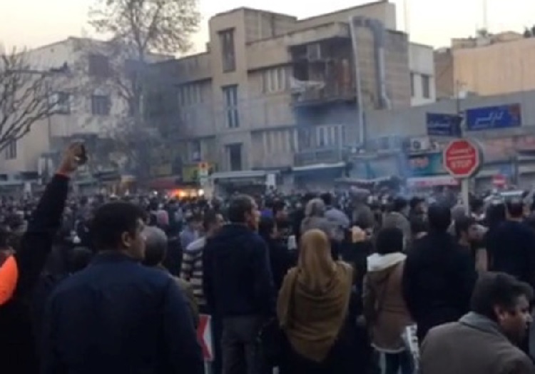 An Iranian economist warned authorities about a violent uprising if they do not solve workers' livelihood problems 