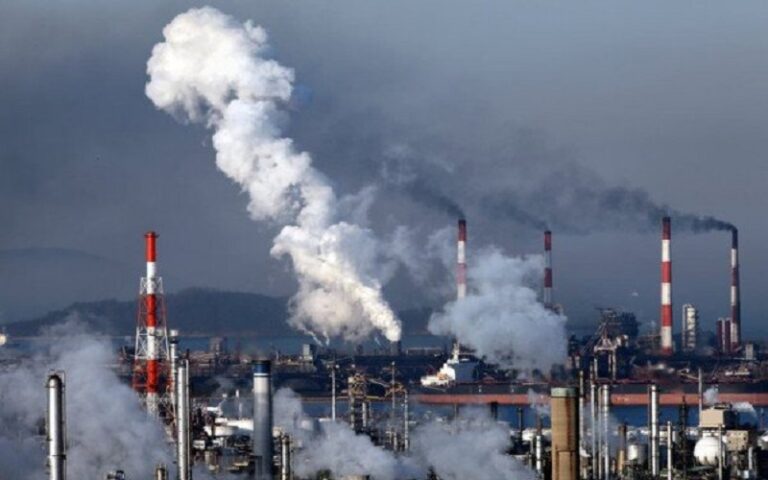 Pollution Levels Critical in Big Cities, Iranian Officials Warm