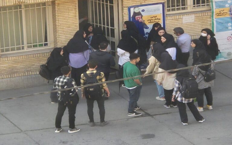 Regime Authorities Prevent Students From Entering Tehran Polytechnic University