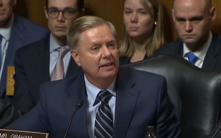Senior US Senator Introduces Plan to Curb Purchase of Oil from Iran’s Regime