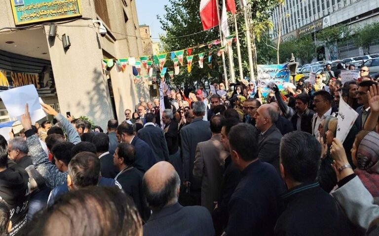 Iranian Retired Teachers Protest in Front of the Ministry of Education