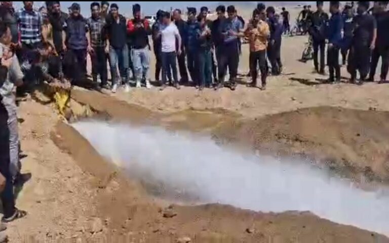 Isfahan Farmers Protest Against Water Shortages; Protesters Break Water Pipeline to Yazd