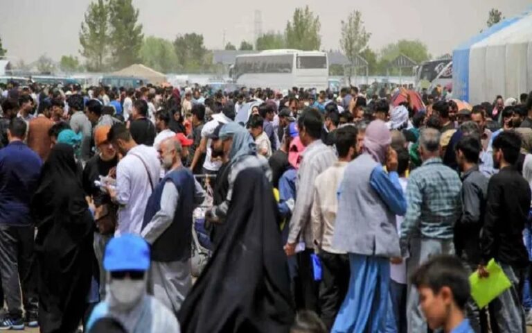 Iran’s Regime Expels Over Half a Million Afghans in 16 Days