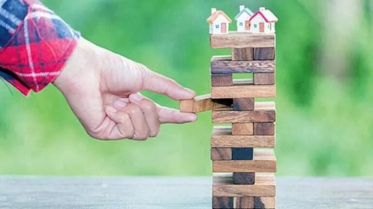 Iranian Citizens Struggle to Cover Expenses as Housing Crisis Deepens